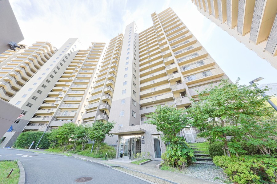 平成１７年建築、全７棟からなる総戸数５２４戸のビッグコミュニティです。共用施設が充実しており、敷地内にプレイロット、集会室、コミュニティラウンジ、ゲストルームがあります。オートロック、宅配ボックス完備、ペット飼育可能です。.
