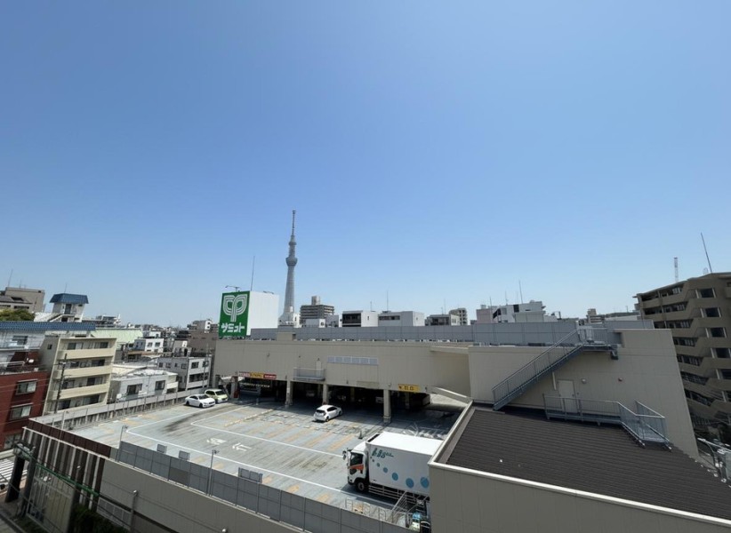 日常の景色に溶け込む、雄大なスカイツリーを望めます。澄んだ青空と街並みのコントラストが都会のエネルギーを感じさせ、日々の暮らしに心地よいアクセントを添えてくれます。