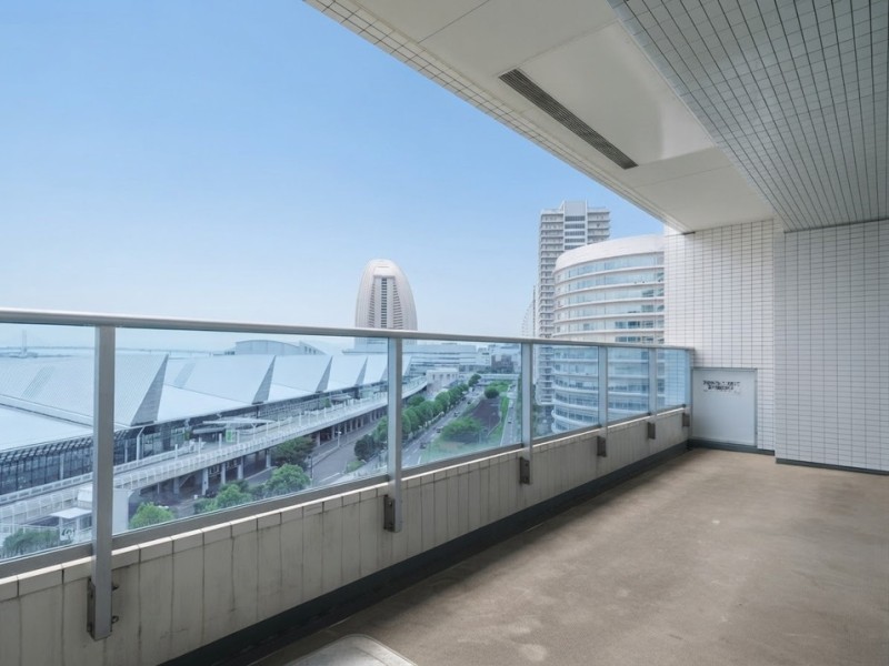 広い空を望む開放的なバルコニーです。前面に広がる伸びやかな眺望を掌中に収めることができる、リフレッシュスペースです。