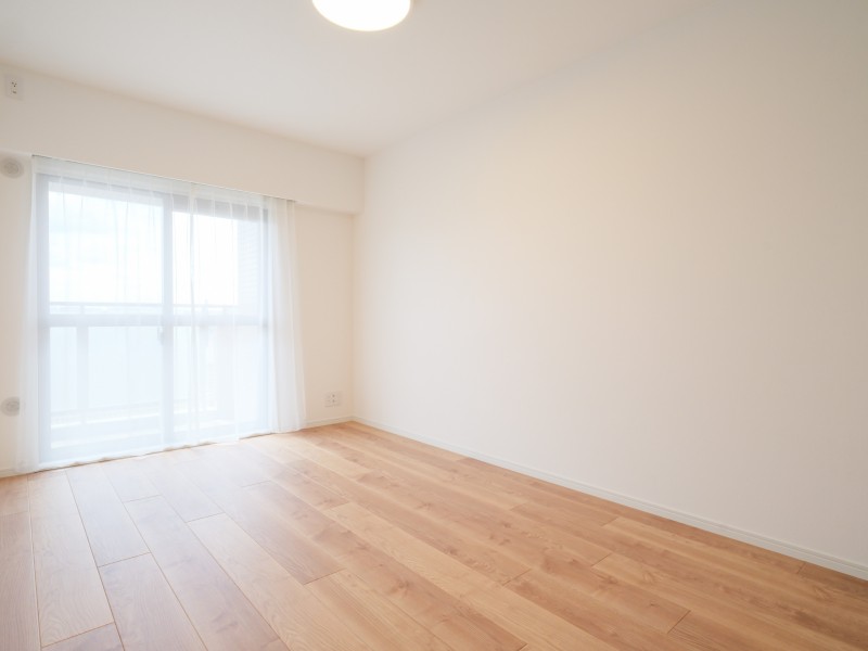 洋室1はリビングに隣接していながらプライベート性の高い時間を過ごせるお部屋です。約7.4帖とゆとりがあるため、主寝室としても快適にお過ごしいただけます。