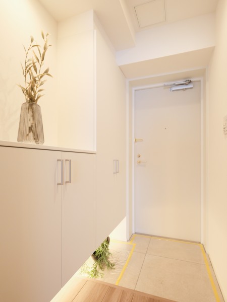 住まいの第一印象を彩る玄関です。人感センサー付き照明を備え、帰宅時や外出時もスムーズ。お気に入りの小物や季節の花を飾ることができるカウンターを設けました。