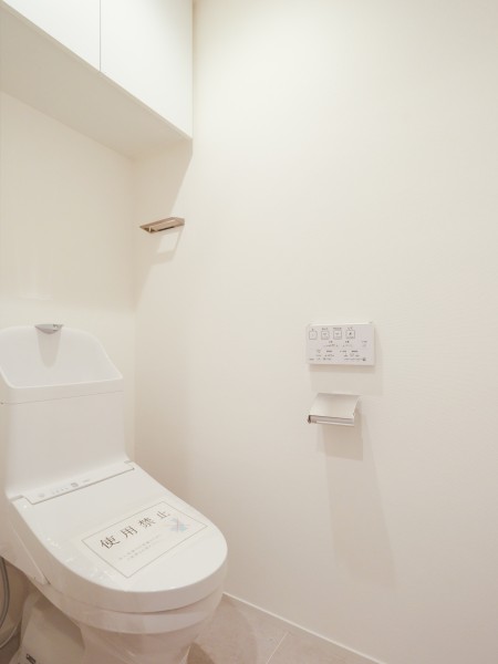実用的な吊戸棚を設置した、シンプルで安らぎが宿るレストルームです。優れた節水効果や汚れが付きにくい便座など、ほしかった機能が揃ったウォシュレット一体型トイレです。