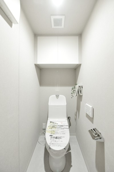 TOTO製ウォシュレット一体型のトイレ新規交換済みです。汚れが付きにくく、落ちやすい素材を採用しておりますので、お手入れしやすくいつも清潔な空間を保てます。吊戸棚を設置し、収納もしっかり確保しています。