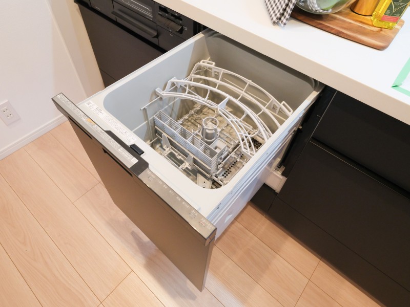 ◆食器洗浄機◆家事の時間を短縮できる優れもの。さらに節水・節約を同時に行うことができるので、人気があり重宝します。