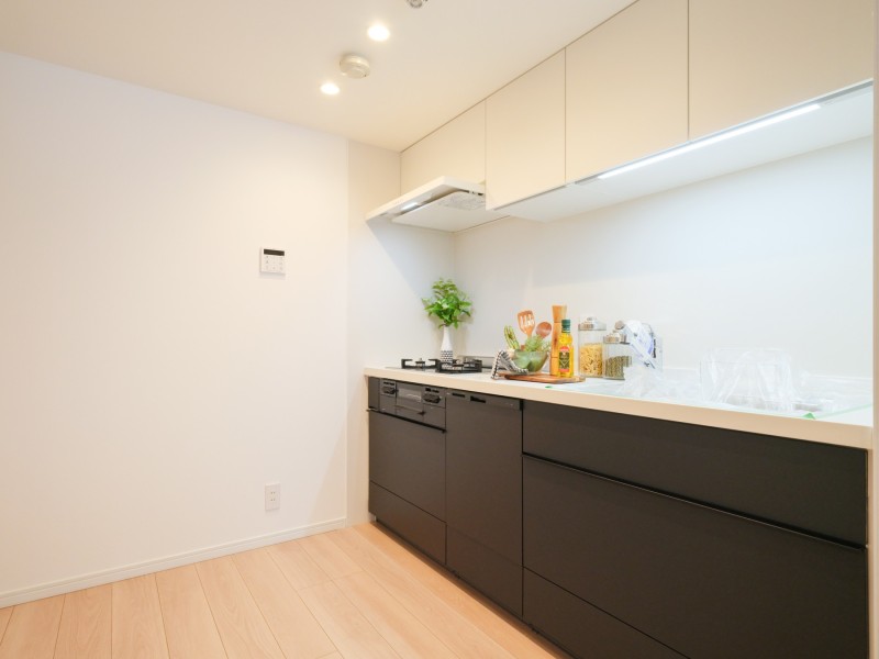 お部屋に調和するシステムキッチンを新規設置しました。広い作業スペースによりご家族と会話を楽しみながら手際よくお料理が進みます。家事効率を高める食洗機も備えた快適な空間です。