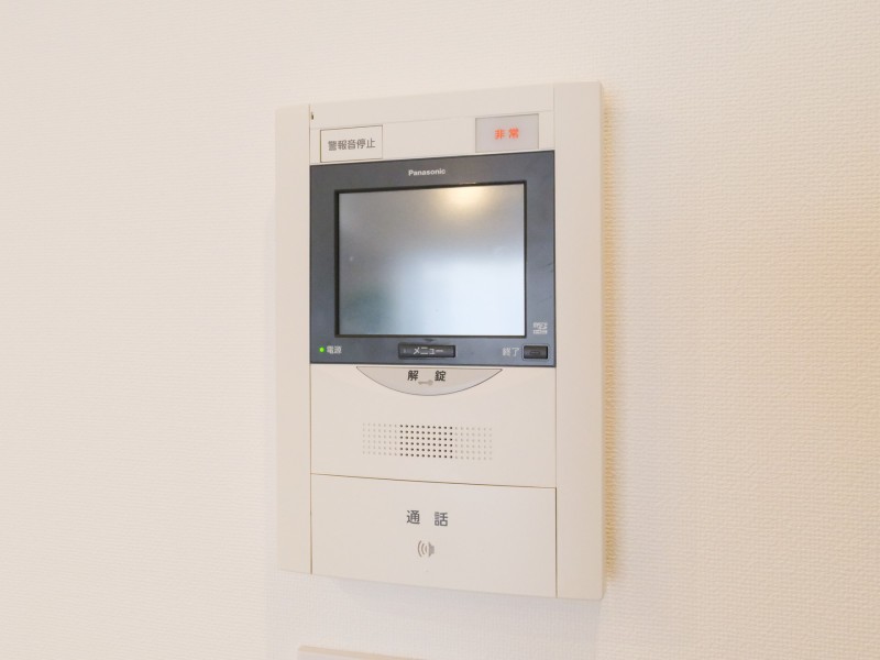 ◆TVモニター付インターホン◆訪ねてきた相手をモニター越しに確認でき、防犯対策に役立ちます。インターホン越しに話をすることが可能です。