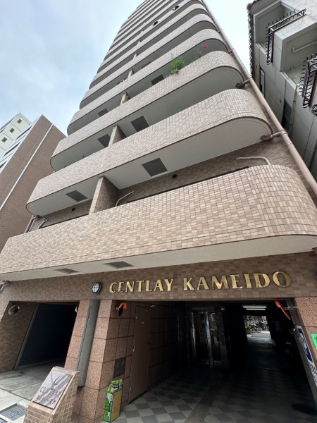 「亀戸」駅徒歩7分の立地にあるマンションです。商店街を通る道のりで買い物に便利です。2匹までペット飼育可能（飼育細則有）です。
