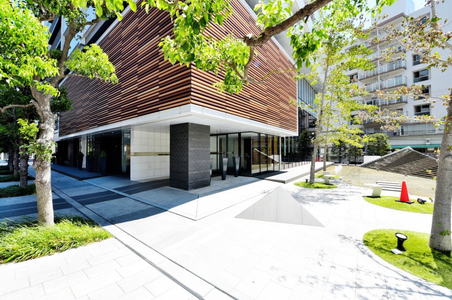平成22年建築、総戸数１９５戸です。ゲストルーム、ミーティングルーム、スカイラウンジなど充実した共用施設を備えたタワーレジデンスです。住まう方を優雅に迎える緑と水景を配した上質なエントランスアプローチです。