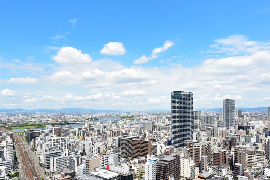 北東側の眺望です。３２階部分ですので前面を遮る建物もなく、淀川の流れと大きな空の美しいコントラストを楽しむことができます。毎日の暮らしの中に潤いを与えてくれる開放感があります。