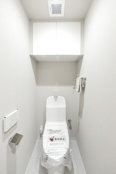 TOTO製ウォシュレット一体型のトイレ新規交換済みです。汚れが付きにくい素材や、お手入れ楽々な機能を搭載しており、いつもきれいな空間を保てます。吊戸棚付きで収納にも便利です。