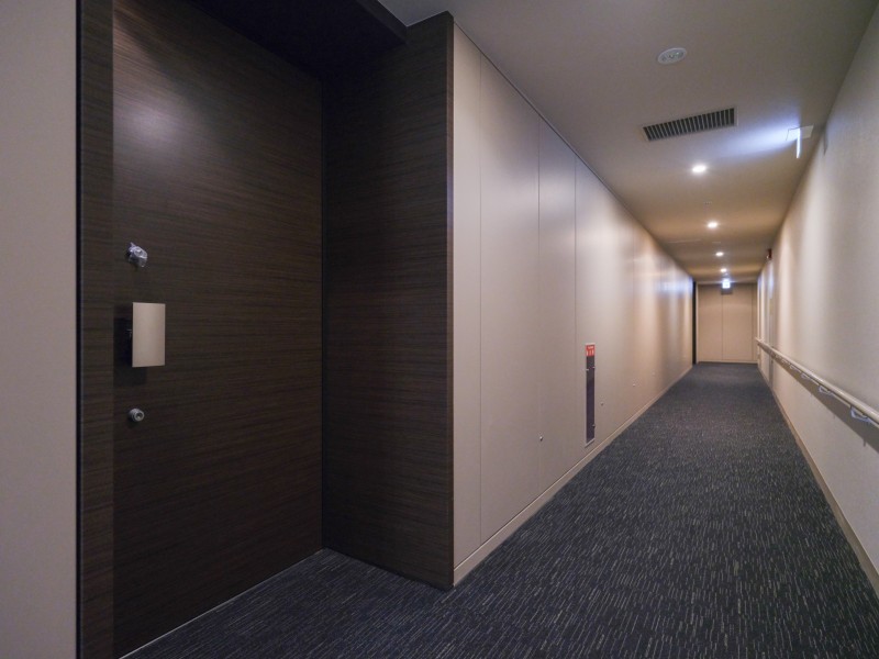 エレベーターを降りてお部屋へと続く廊下は、内廊下設計です。外気の影響を受けにくく、プライバシーも守られやすいです。