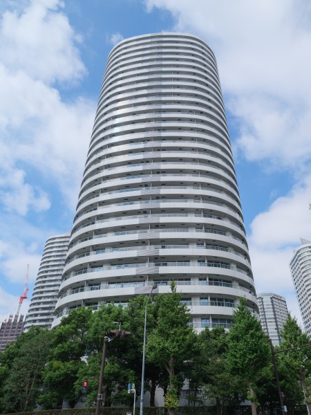 『みなとみらい』駅から徒歩2分の立地にあるマンションです。スカイラウンジやゲストルームなど共用部が充実しており、生活を豊かに彩ります。