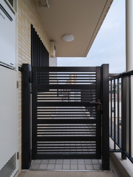 門扉付きの専用ポーチを備えた住まいです。共用廊下から一歩奥まった配置のため、住戸の独立性にも配慮されています。