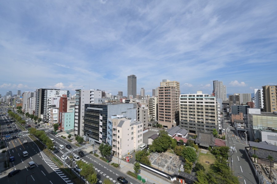 11階部分ならではのパノラマビューです。空を近くに感じ陽当たりの良さと開放感が、日々の暮らしにゆとりをもたらします。一日の終わりに大きく伸びをしたくなるような空間です。