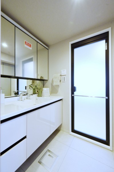 朝の慌ただしい時間も、入浴後のリラックスタイムも快適にご使用頂ける洗面台です。タッチレススイッチ採用で、手を触れずに照明をｏｎ、ｏｆｆできるので、いつも清潔に保つことができます。