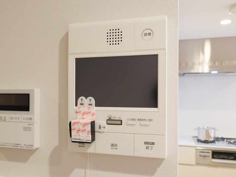 ◆TVモニター付インターホン◆訪ねてきた相手をモニター越しに確認でき、防犯対策に役立ちます。インターホン越しに話をすることが可能です。
