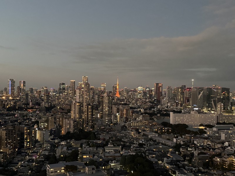 東京タワーと東京スカイツリー、二つのランドマークを望むパノラマビュー。刻々と表情を変え煌めく都心の景色を望み、日常にいながら特別な時間を愉しめます。