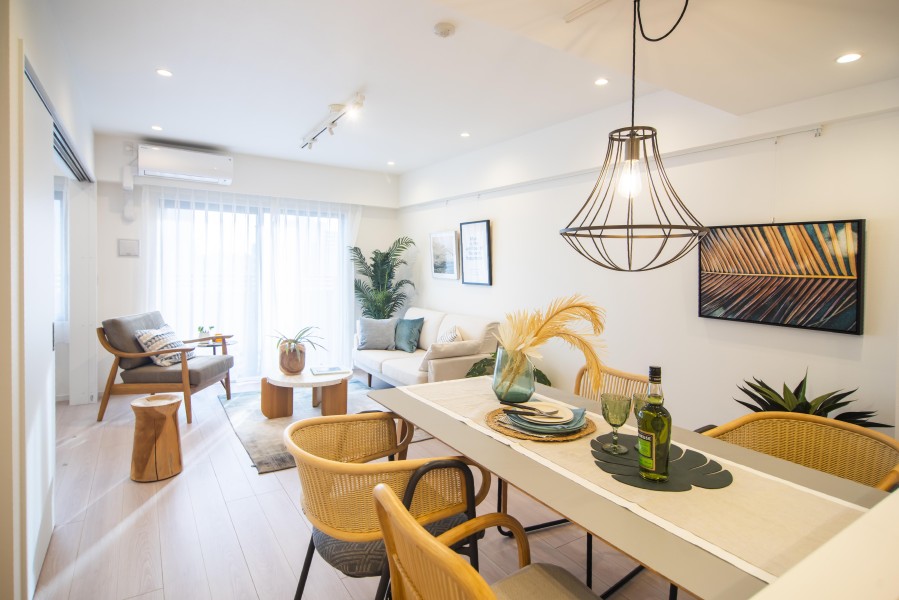 南西向きの大きな窓から心がほっとする陽光が注がれるリビングダイニング(約15.5帖)です。開放感を安らぎを享受したのびやかな住空間です。