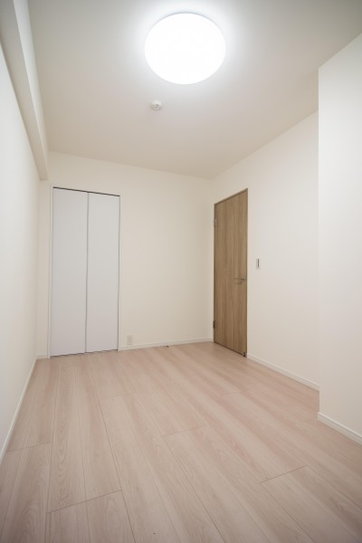 洋室2(約5.7帖)は、クローゼットがあるので、居室部分を余すことなく使えるよう、住まう人を思った工夫が施されたお部屋です。