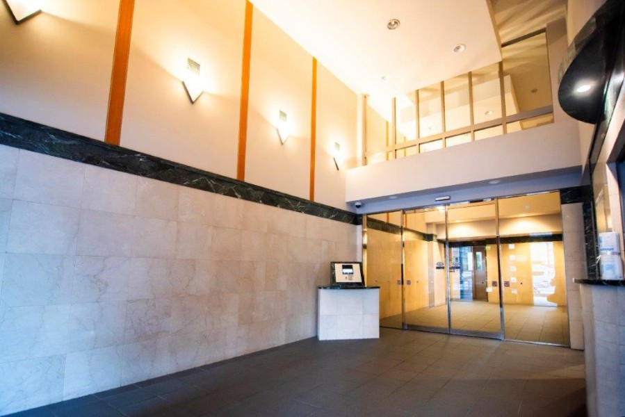 清潔に保たれた広々としたマンションエントランスロビーは、グレードの高さを誇っています。