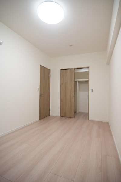 ウォークインクローゼット付きの洋室1(約6.5帖)は、居住スペースを広くお使いいただけるので主寝室におすすめです。