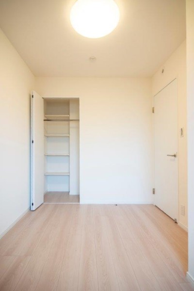 柔らかな光が差し込む北東向きの洋室2は、落ち着いて作業したいときのワークスペースにぴったりです。クローゼットがあり、お部屋もゆったりと使えます。