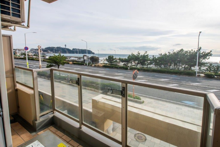 バルコニーからは、遠くまで空と海が見渡せる見晴らしの良い眺望が広がっています。江ノ島も望むことができます。