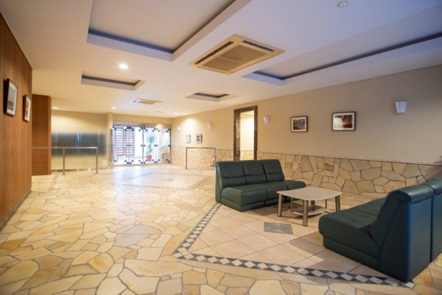 待ち合わせに便利な、落ち着いた雰囲気のエントランスロビーです。広々とした空間で心地よい安らぎに満ちた暮らしへ導いてくれます。