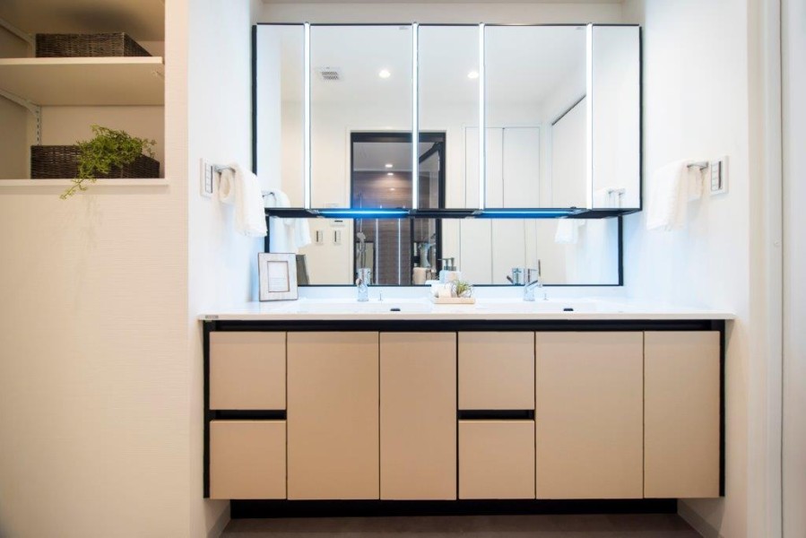 慌ただしい朝の時間には2人で立ってもまだ余裕があるゆったりとした洗面台です。洗面台横には収納棚もございますので、リネン類などの収納にも便利です。