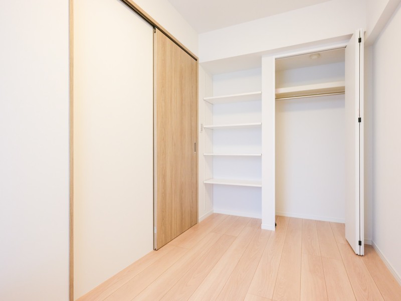 洋室3にはクローゼットとオープン収納を備え付けました。