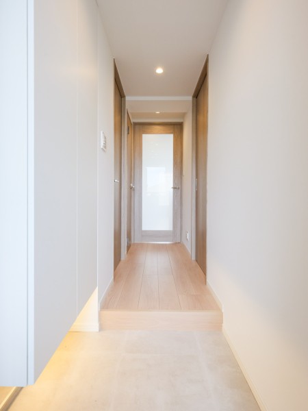 フットライトがやさしく照らす、気品溢れる玄関スペースです。照明は人感センサー付きのため、ご帰宅時もスイッチを手探りで見つける必要がなく、温かな空間がお出迎えしてくれます。