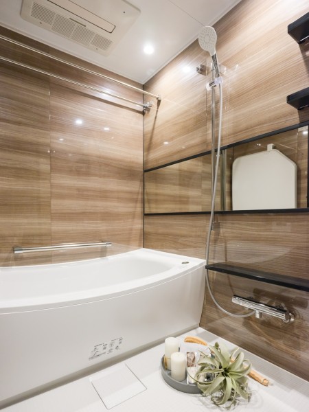 ワイドミラーが配備され、高級感漂うバスルームです。カーブが特長のバスタブで、心ゆくまでリラクゼーション空間をお楽しみいただけます。