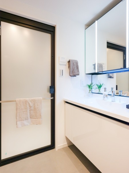 入浴後の時間をも快適に彩るゆとりある洗面化粧台。大きな三面鏡や引き出し収納など、使い勝手の良さも魅了です。