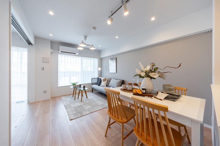 大きな窓からたっぷりの自然光が振り注ぎます。『日常』という大切な時間を豊かに、より快適にお過ごしいただける空間です。