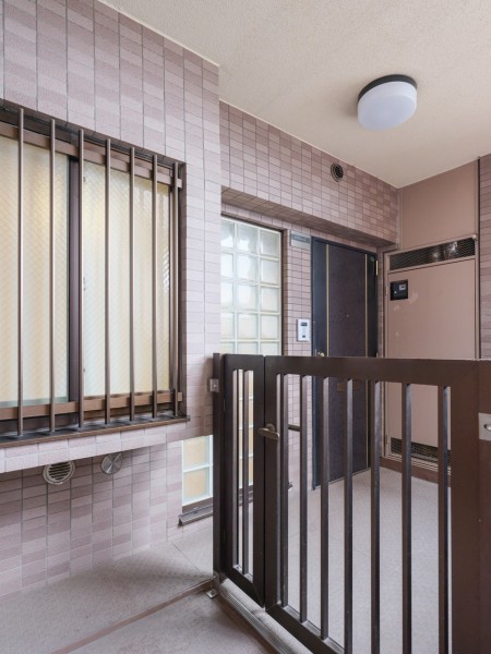 玄関前には、約3m²の専用ポーチが付いています。共用廊下から門扉で仕切られているので、プライバシーが守られ、防犯面でも安心です。