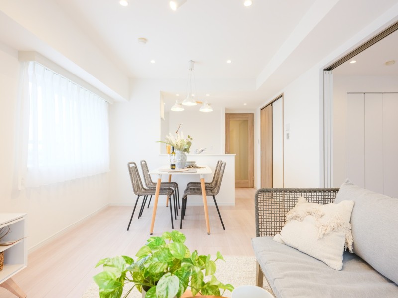 約13.5帖のLDには床暖房が敷設されており、ご家族みなさんが一年中快適にお過ごしいただけます。心地よい時間が流れるお部屋は、毎日が忙しいあなたもほっと一息つける安らぎの空間です。