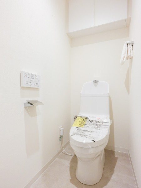 レストルームも上品さが宿る安らぎのスペースに仕上がりました。上部には収納に便利な吊戸棚を備え付けました。