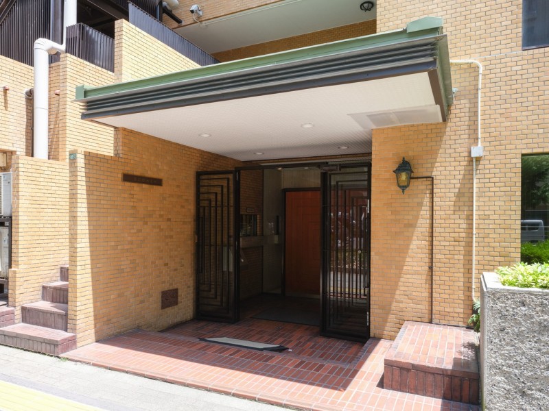 モダンで清潔感漂う共用部が、明日への活力を与えてくれるエントランスです。忙しない都心で躍動し帰るあなたのほっとする住まいになりそうです。