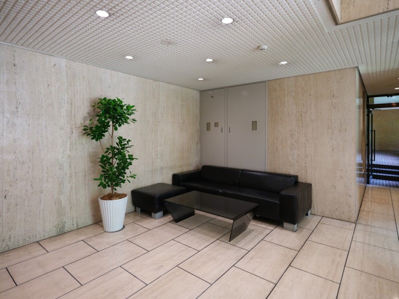 清潔に保たれた広々としたマンションエントランスロビーは、心地よい安らぎに満ちた暮らしへ導いてくれます。