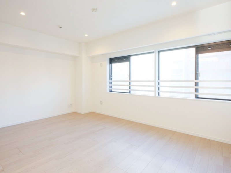 広々とした約8.7帖の洋室1には、たくさんの陽射しが入る広い窓があり、明るく気持ちの良いお部屋です。更にウォークインクローゼットも設置されているので、主寝室としてゆったりとお過ごしいただけます。