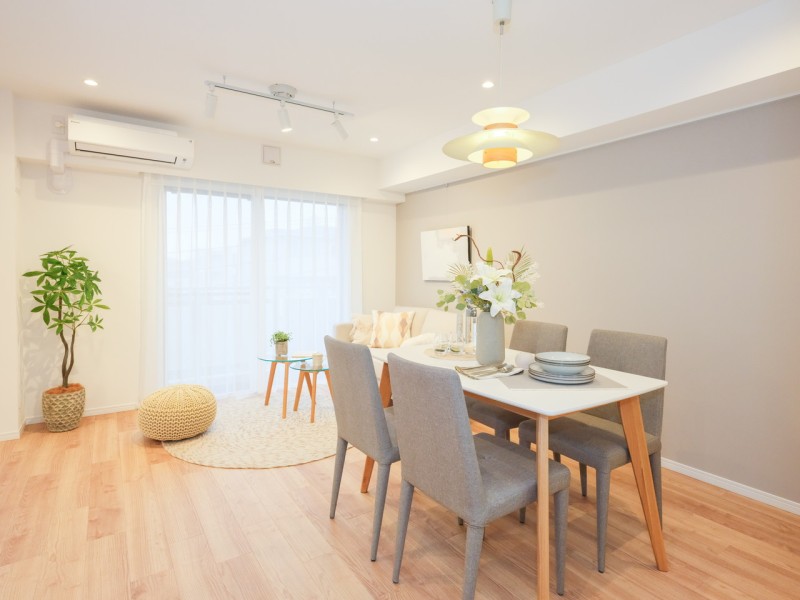 リビングにはお部屋を彩るアクセントクロスを採用しました。さらにピクチャーレールを設置したので、壁を傷つける心配なくお気に入りのアートやグリーンを飾りインテリアを楽しめます。