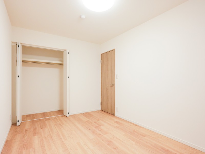 約6.6帖の洋室1は主寝室にぴったりなお部屋です。心地よい素材感を活かし、ぬくもりが感じられるナチュラルテイストな住空間です。