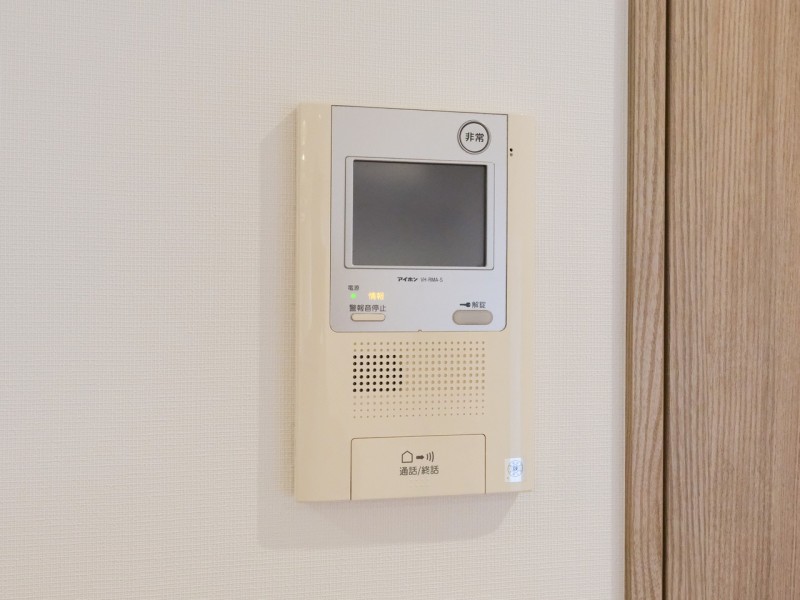 ◆TVモニター付インターホン◆訪ねてきた相手をモニター越しに確認でき、防犯対策に役立ちます。インターホン越しに話をすることが可能です。
