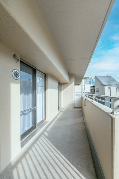 二面バルコニーでお部屋の中に優しい光と風を運んでくれます。広々としたバルコニーなので、気持ちよくお洗濯物を干すことが出来ます。