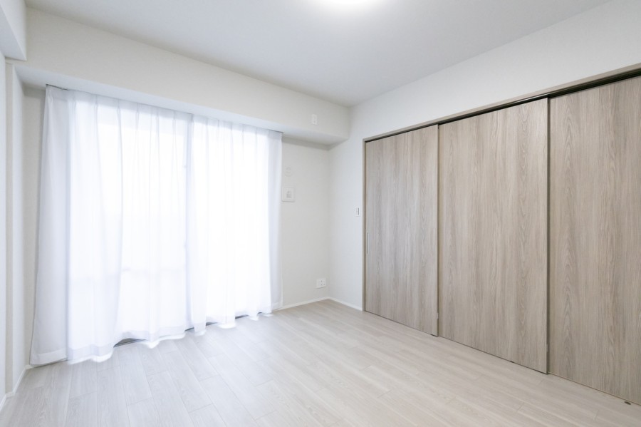 洋室1（約7.9帖）は凹凸が少なく、家具も置きやすいお部屋です。バルコニーからの明るい光と優しい風が入りますので、快適な空間を保てます。