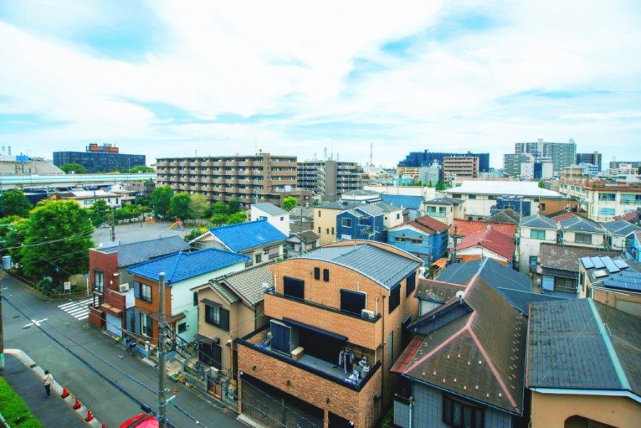 前方に高い建物がないため、広がる空を仰ぐ眺望です。爽やかな青空を見ながら解放感を味わい、ほっと一息つけそうです。