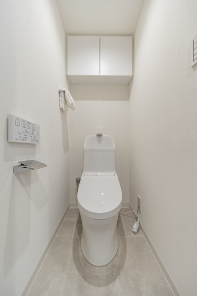 優れた節水効果や汚れが付きにくい便座など、ほしかった機能が揃ったTOTO製ウォシュレット一体型トイレを新規設置しました。吊戸棚を備え付けているので、床に物を置かず、すっきり使えます。