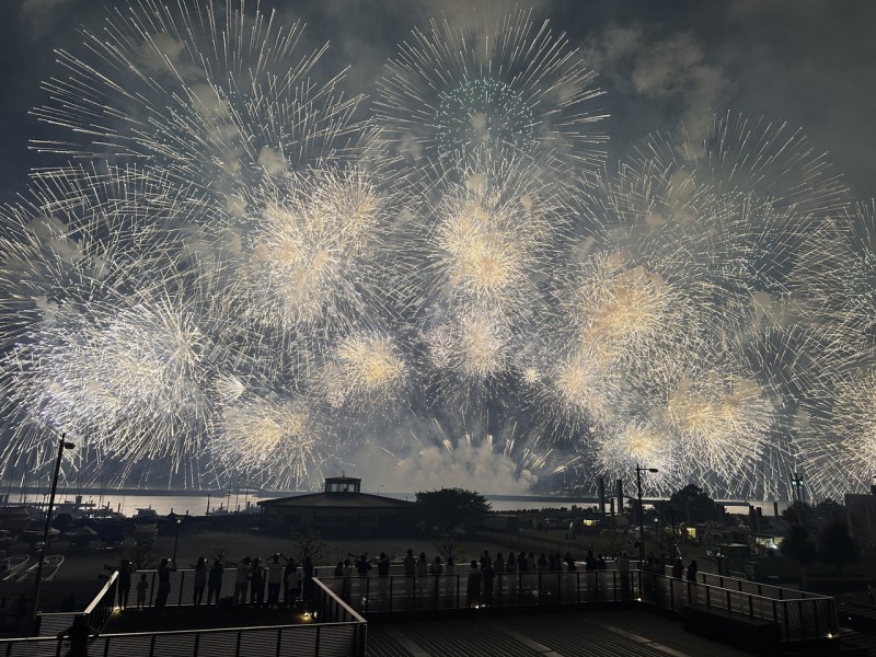 今季行われたびわ湖花火大会の様子です。色とりどりの美しい花火が、空いっぱいに広がりそれが湖面に反射する様子もまた美しい、そんな光景が眼前に広がります。音や光の臨場感のある花火を特等席で楽しめます。