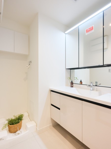 脱衣所にもなる洗面室には、鏡裏と足元が収納になっているLIXIL製洗面化粧台を設置しました。空間に美しく溶け込む飽きのこないシンプルなデザインの洗面化粧台です。