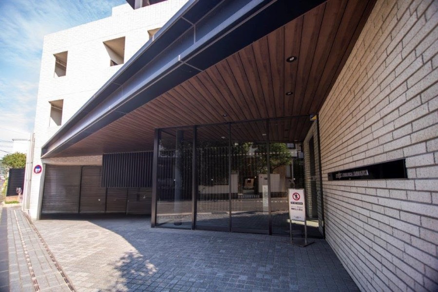 スタイリッシュに加え質感があり機能的でもあるエントランス。邸宅へ導くアプローチが気分を高めてくれます。オートロック・宅配ＢＯＸ完備、ペット飼育可能です